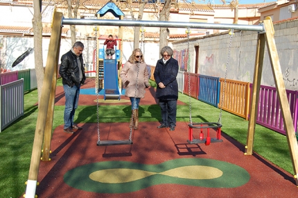 La alcaldesa y concejales en su visita al parque infantil de la plaza V Centenario.