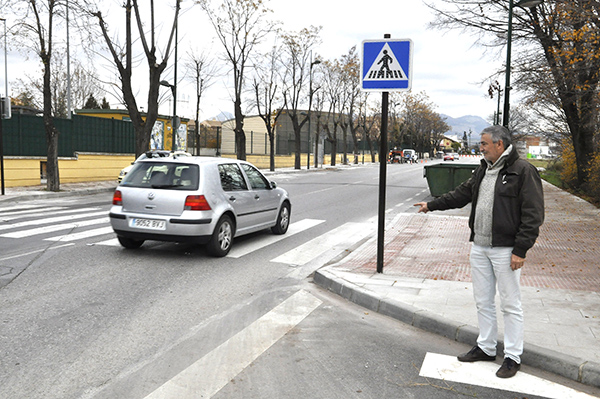 El concejal de Movilidad, Diego Valero, señala uno de los puntos donde se han instalado balizas y señalizaciones verticales luminosas.