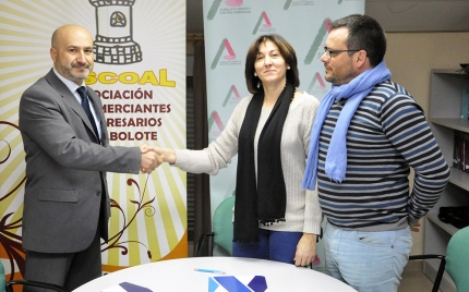 Joaquín García, gerente de Nexolan, y Ana JIménez, presidenta de ASCOAL, se estrechan la mano en presencia de Pedro Moreno, secretario de ASCOAL, tras la firma del acuerdo. 