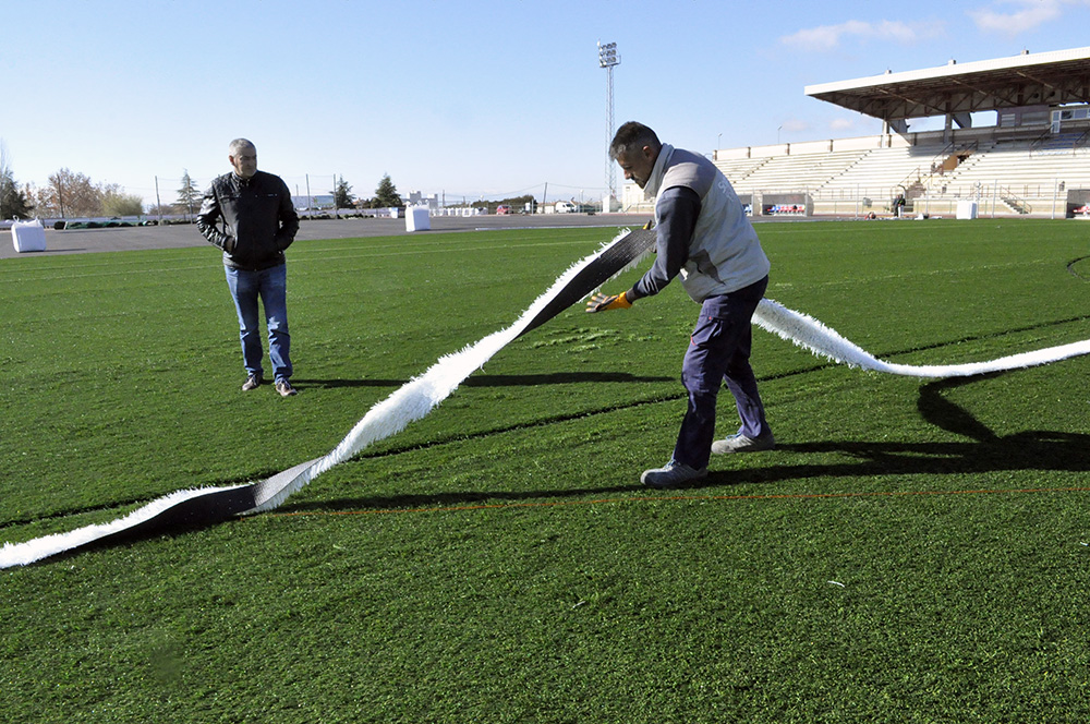 El concejal visita las obras mientras un operario se prepara para colocar la línea frontal de una de las área de juego. El concejal visita las obras mientras un operario se prepara para colocar la línea frontal de una de las área de juego.