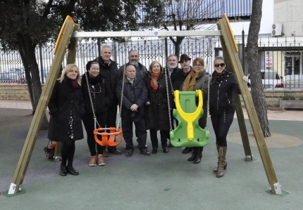 Miembros de la Asociación Cultural Ciudadanos y miembros de la corporación inauguran el nuevo columpio adaptado.  