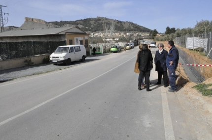 La alcaldesa, Concepción Ramírez, y la concejala de obras, Montse Bailón, visitan el Camino de las Tres Cruces.