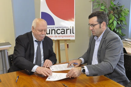Leandro Galdón, izquierda, y Antonio del Valle, durante la firma del acuerdo en la sede de la Asociación de Empresarios de Juncaril 