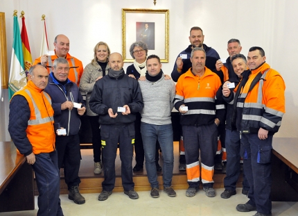 El grupo de trabajadores muestra el CAP en el salón de Plenos junto a representantes municipales. 