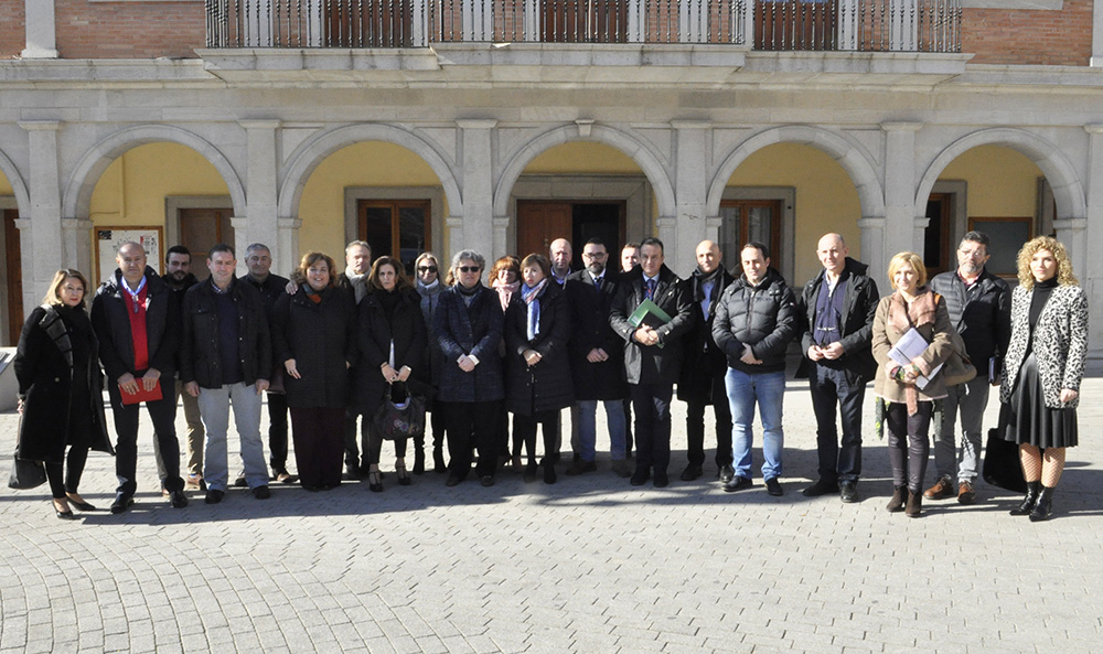 Delegados de la Junta de Andalucía y representantes municipales de la zona norte metropolitana posan a las puertas del Ayto. de Albolote antes de iniciar la reunión. 