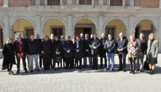 Delegados de la Junta de Andalucía y representantes municipales de la zona norte metropolitana posan a las puertas del Ayto. de Albolote antes de iniciar la reunión. 