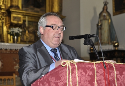 Manuel Aguilera en su etapa de hermano mayor de la Hermandad en el atril del altar de la iglesia de Albolote 