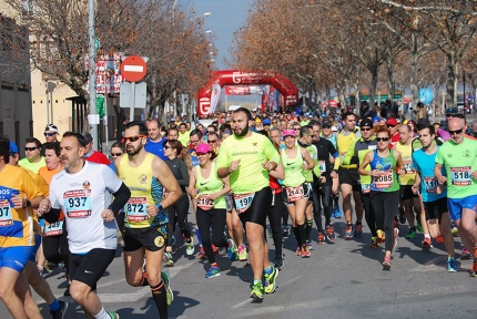 Un momento de la multitudinaria salida de la carrera de fondo de Albolote