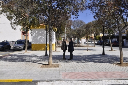 La alcaldesa, Concepción Ramírez, y la concejala de obras, Montse Bailón, en una visita a la Plaza Avila Rojas 