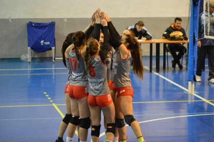 Las chicas del Albolote CV` 16 celebran un punto. 