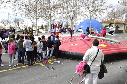 Muchos niños y jóvenes participan en una de las atracciones de la gymkana familiar del 28F.