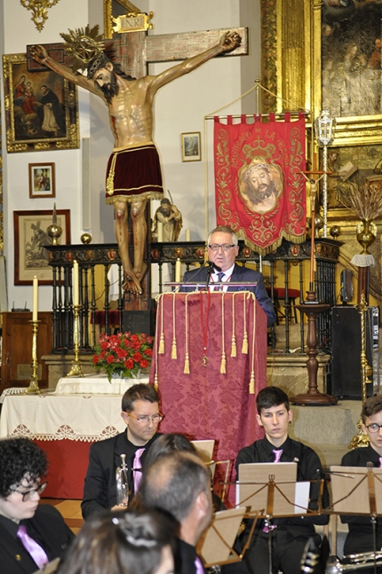 Manuel Aguilera en un momento de su intervención rodeado de la Banda de Música. 