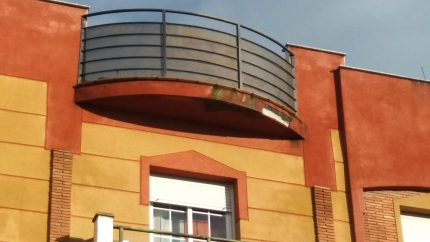 Detalla del desprendimiento de un balcón de la calle Paseo de Colón. 