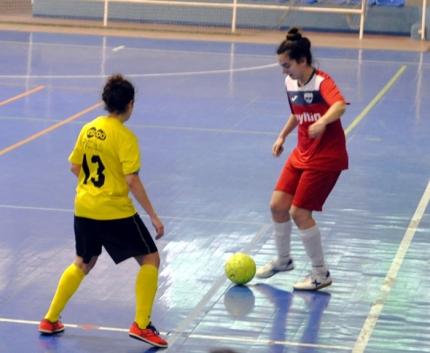 Una jugada del derbi provincial jugado en el pabellón municipal de Albolote (PEPE VAQUERO)