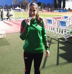La alboloteña Laura Aguilera Bolívar muestra orgullosa su reciente medalla del Cpto de Andalucía
