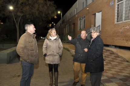 Representantes del equipo de Gobierno atienden las indicaciones de Gabriel Rodríguez durante la visita nocturna al barrio,