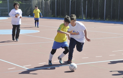 Varios equipos de escolares disputan un partidillo de futbito en las pistas del polideportivo.