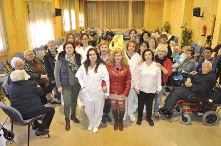 Auxiliares, monitoras y responsables municipales junto a los mayores en la clausura del programa.