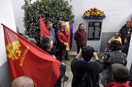 Un momento del desarrollo del acto a la entrada del cementerio junto al monolito que recuerda a las víctimas 