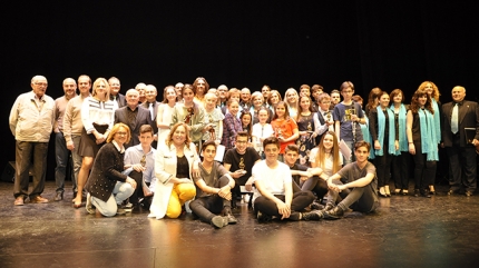Intérpretes musicales y jurado del premio posan tras la final del Certamen de Música Albéniz.