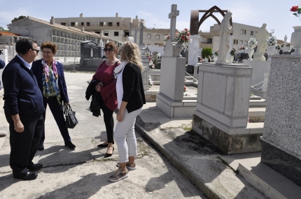 Visita de miembros del equipo de gobierno y los gerentes de la funeraria al camposanto. 