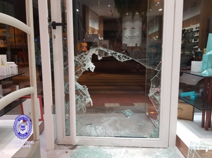 Los cacos rompieron el cristal de la puerta para acceder al interior. P. LOCAL ALBOLOTE