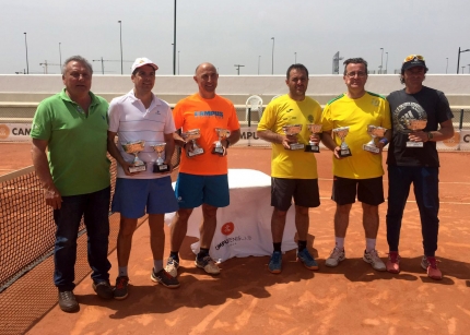 Veteranos con sus trofeos. De amarillo la pareja del Club Trovador de Albolote.  