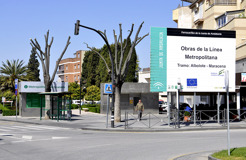 A la derecha, gran cartel anunciador de las obras a la entrada de Albolote y a la izquierda, oficinas de información del metro, que a día de hoy siguen cerradas. 