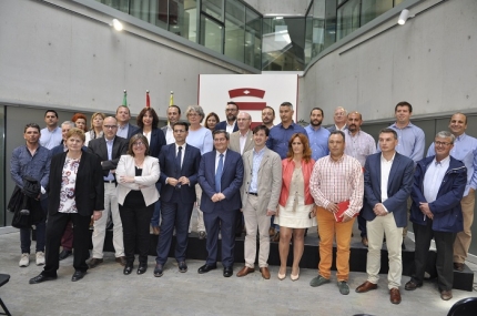 Alcaldes y alcaldesas posan junto al presidente de la Diputación y al resto de Diputados en la presentación de los fondos DUSI