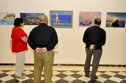 Varios visitantes echan un vistazo a las obras expuestas el día de la inauguración de la muestra. 