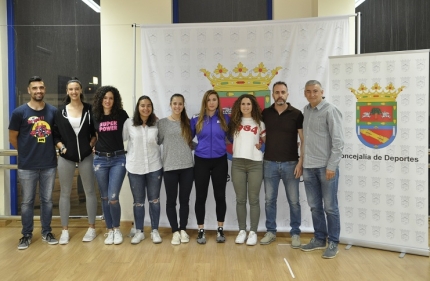 Diego Valero posa junto a las jugadoras y al entrenador en las instalaciones del polideportivo de Albolote 