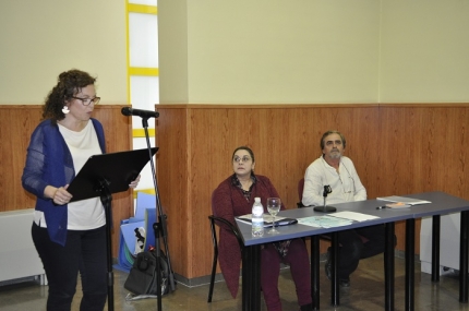 Un momento del encuentro literario con la poetisa Constanza Gónzalez leyendo poemas de amor