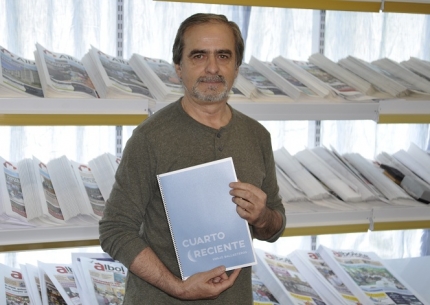 El poeta Emilio Ballesteros presentando su última obra literaria