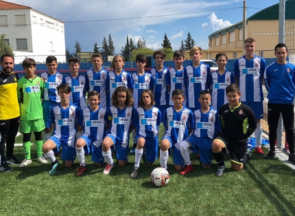 Jugadores y técnicos de la Escuela de Tecnificación del RCD Español de Granada con la camiseta del club periquito esta temporada.