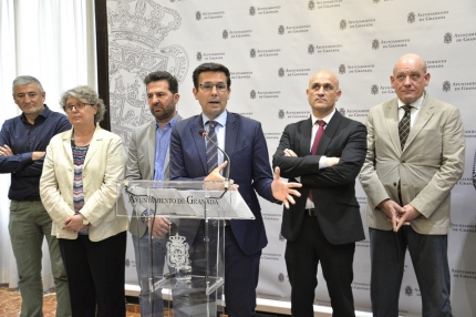 El alcalde de Granada se dirige a los medios tras la reunión en el Ayuntamiento de la capital rodeado del resto de acaldes y representantes políticos. /JAVIER ALGARRA AYTO. GRANADA. 