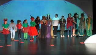 Actores y actrices aficionados del taller municipal de teatro juvenil.