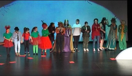 Actores y actrices aficionados del taller municipal de teatro juvenil.