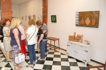 Visitantes en la muestra artesanal de Amefa en la sala de la Casa de la Cultura.