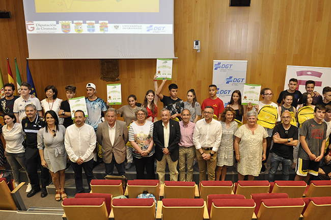 Alumnos, profesores y autoridades tras el acto de clausura del proyecto de movilidad sostenible.