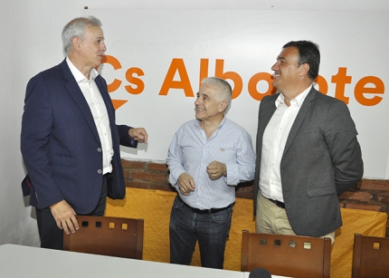 Montalvo, Funes y Hernández durante la reunión de trabajo en la sede de Cs Albolote.