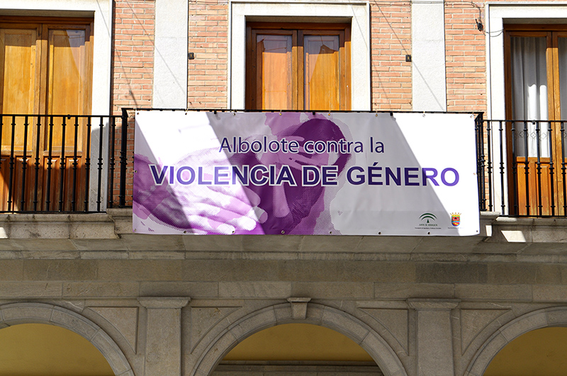 Pancarta contra la violencia machista en el balcón de la casa consistorial de Albolote 