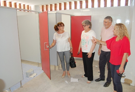 La alcaldesa, Conchi Ramírez, acompañada de concejales del equipo de Gobierno durante la visita a la obra de los vestuarios de la piscina.