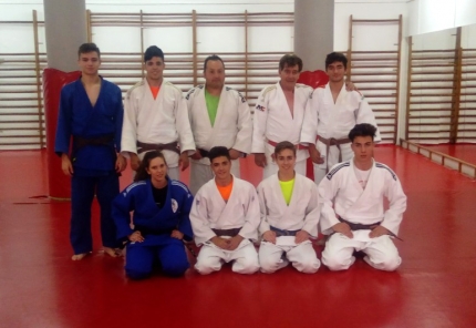 Integrantes del Club de Judo Blas González junto al maestro De los Ríos (de pie, segundo por derecha), en la sede del club alboloteño. 