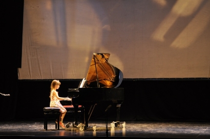 Una alumna de piano durante la audición 
