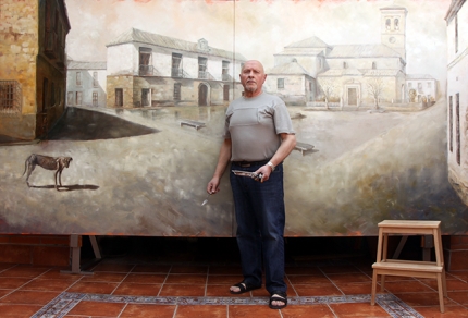 El pintor Rodri frente a uno de los cuadros de la exposición.