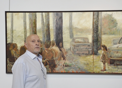 El pintor Rodri frente al cuadro El Pantano, que se expone en la Casa de la Cultura.
