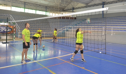 El técnico Esteban Ferriz durante un entrenamiento en el pabellón de Albolote.