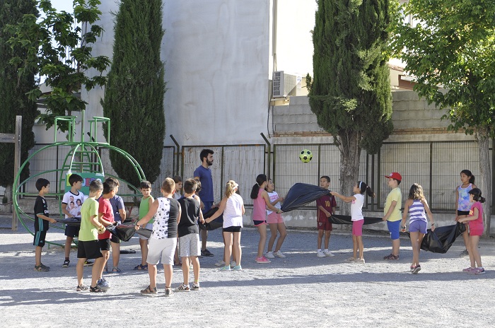 Un grupo de niños y niñas en uno de los juegos de las colonias urbanas 