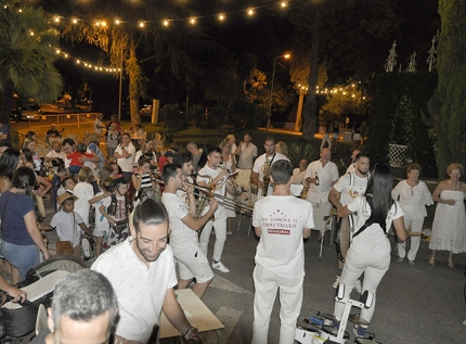 La charanga Viva La Pepa arrancó el ritmo en las fiestas del Cubillas.