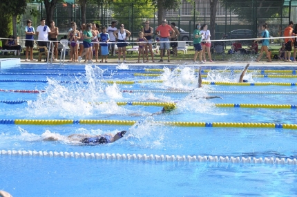 Nadadoras en la prueba del Circuito Provincial de Natación disputado en Albolote 